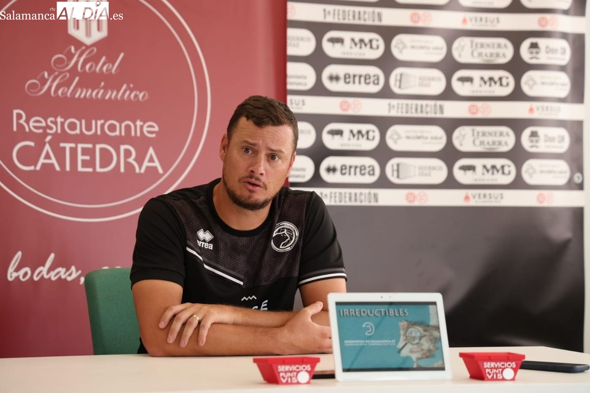 Oriol Riera, antes del derbi frente al Guijuelo: Será complicado por el contexto. Un equipo tiene mucho que perder y el otro muy poco