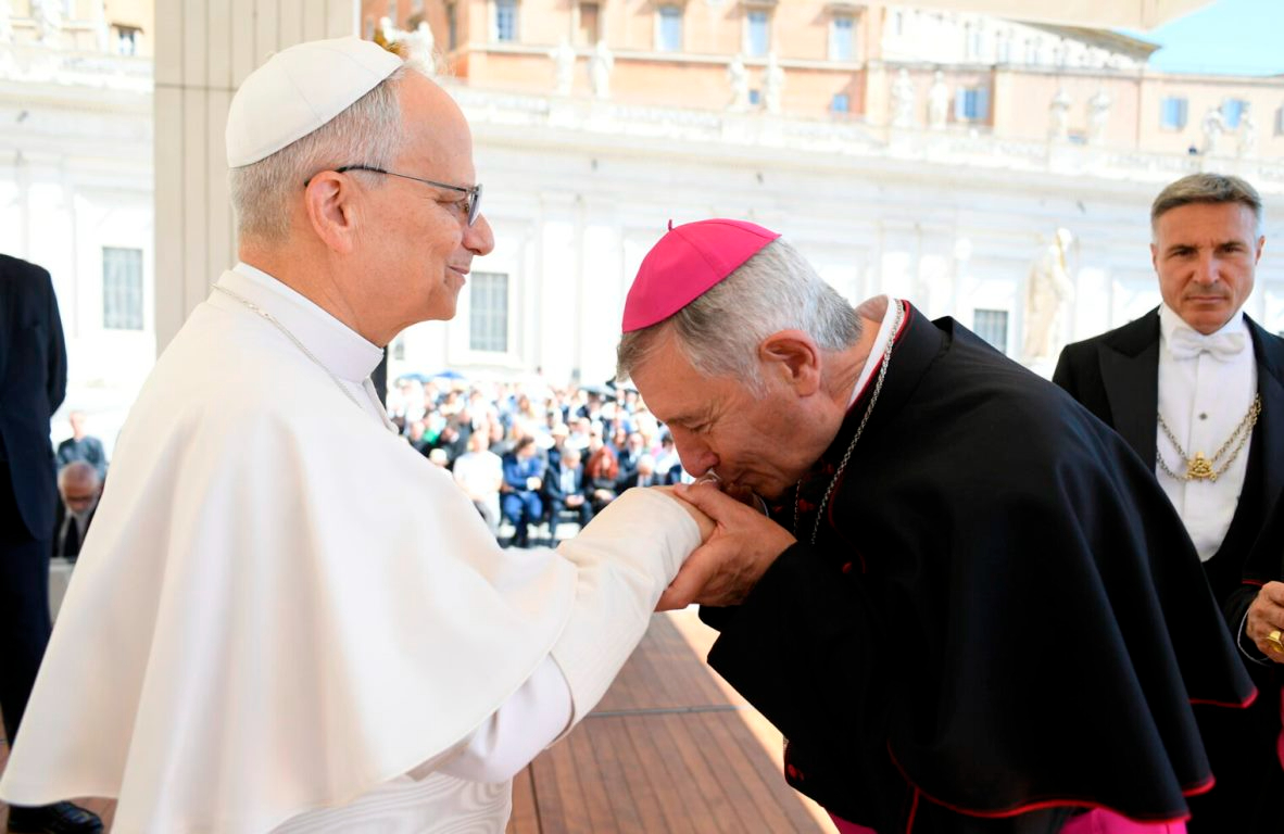 El Obispo José Luis Retana saluda al Papa León XIV