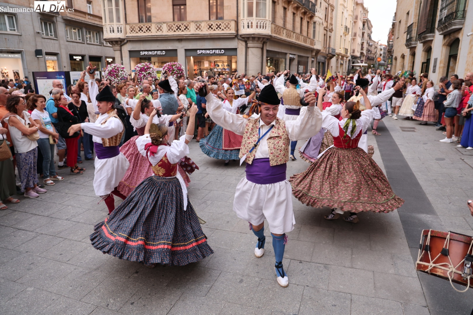 VÍDEO Y FOTOS | El folclore del mundo toma las calles de Salamanca en el inicio de su IV Festival Internacional