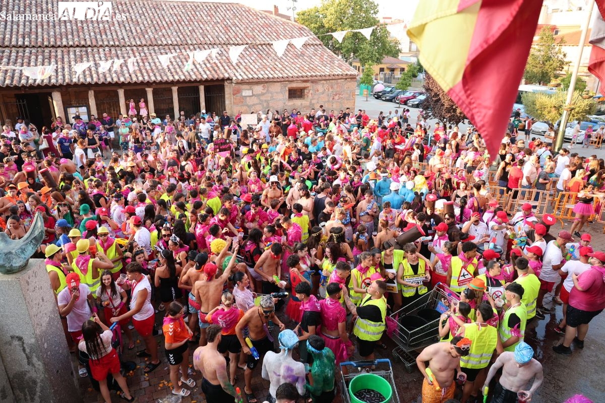 VÍDEOS y FOTOS | La fiesta se apodera de Carbajosa con el esperado chupinazo