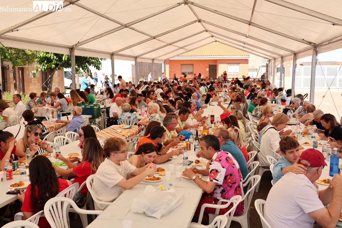 FOTOS | Una gran paella une a los vecinos de La Vellés en el día grande de sus fiestas
