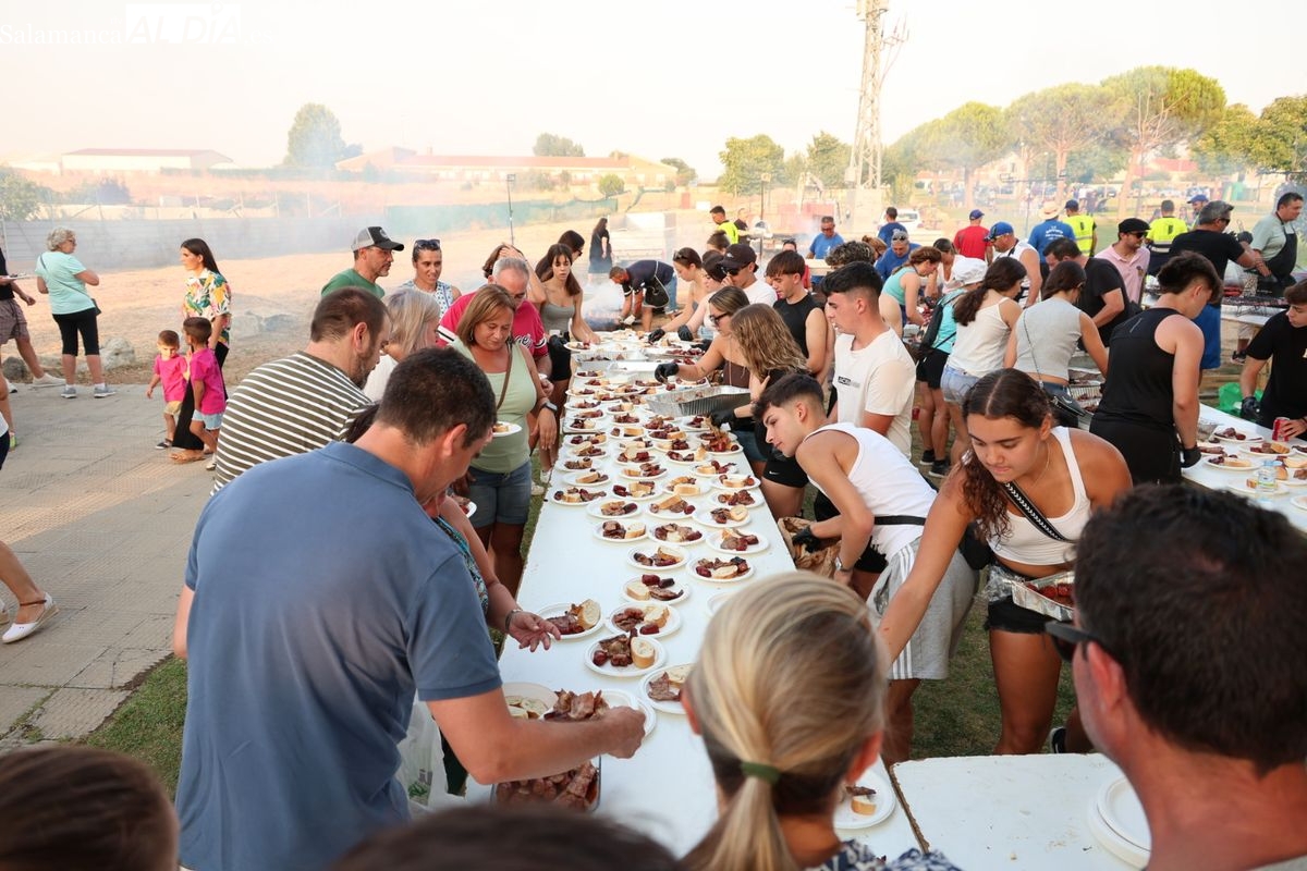 FOTOS | Multitudinaria parrillada popular en Villamayor