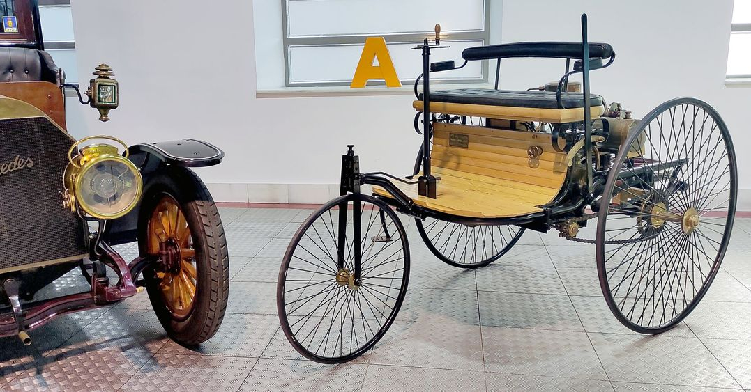 El primer coche de la historia, una réplica del triciclo Benz de 1886, brilla como pieza del mes en el Museo de la Automoción de Salamanca