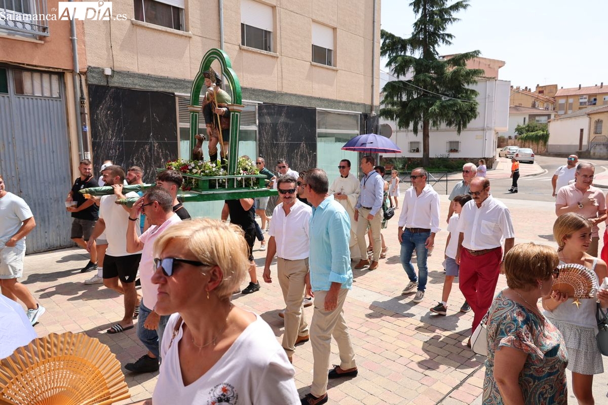 VÍDEO Y FOTOS | Carbajosa de la Sagrada honra a su patrón, San Roque