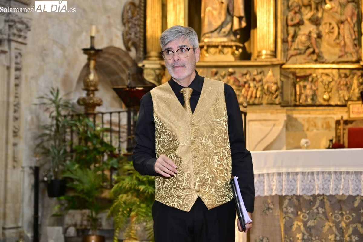 FOTOS | Desvelados los secretos del retablo de Sancti-Spíritus en una visita teatralizada
