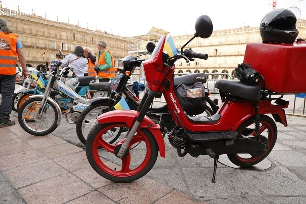 En ciclomotor contra la despoblación: el original Raid Solidario de Proyecto Hombre vuelve a las carreteras
