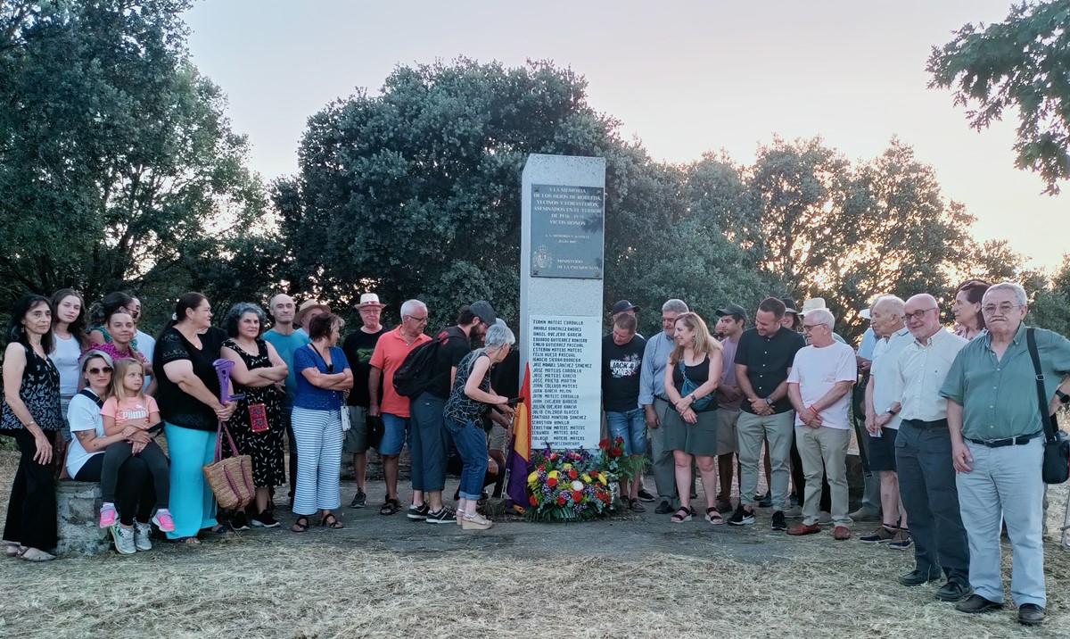 Homenajeadas las víctimas de la represión franquista en Robleda reivindicando el legado republicano