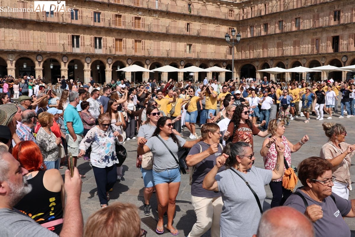VÍDEO Y FOTOS | El folclore toma la Plaza Mayor de Salamanca con su nueva y animada Sesión Vermut