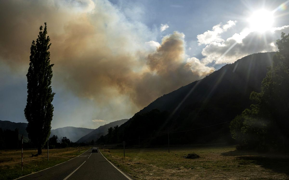 Ocho grandes incendios que siguen activos en Castilla y León pese a la mejora del tiempo