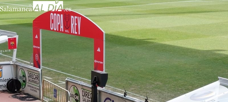 Los entrenadores deben entregar una tarjeta al cuarto árbitro para solicitar el Football Video Support, el hermano pequeño del VAR