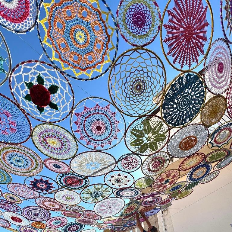 Martiago se engalana con mandalas camino a la Semana Cultural de la Asociación Tres Puentes