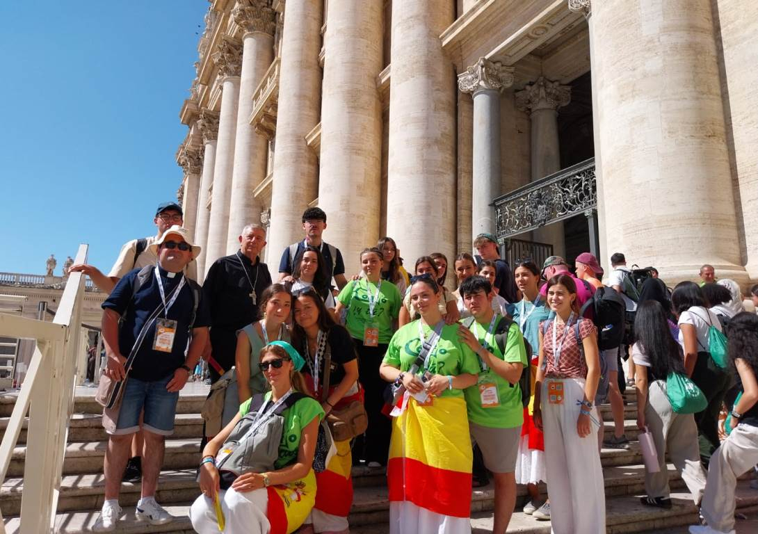 Los jóvenes de la Diócesis terminan de ganar el Jubileo al cruzar la Puerta Santa de San Pedro