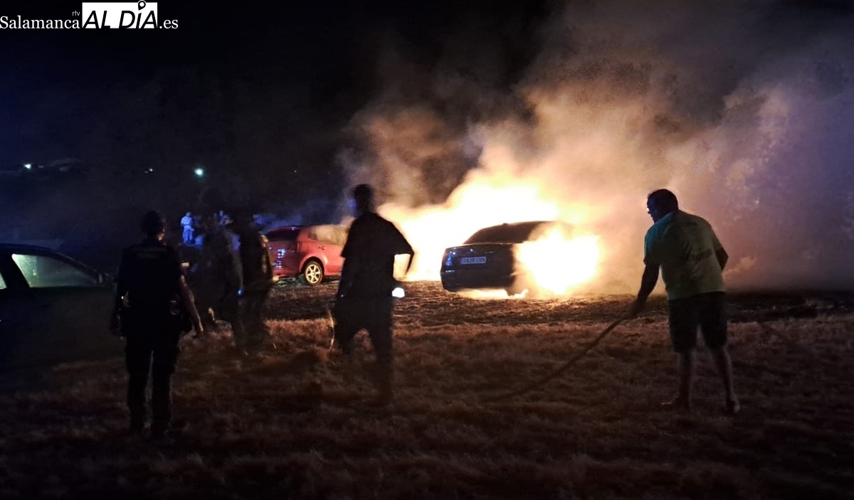 Un incendio en la verbena de Peralejos de Abajo calcina varios coches