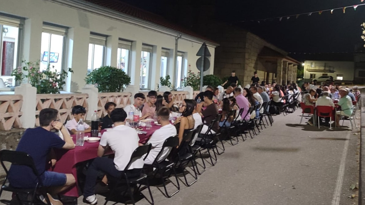 Carrilleras con patatas reúnen a 300 vecinos en las fiestas de Cerezal de Peñahorcada