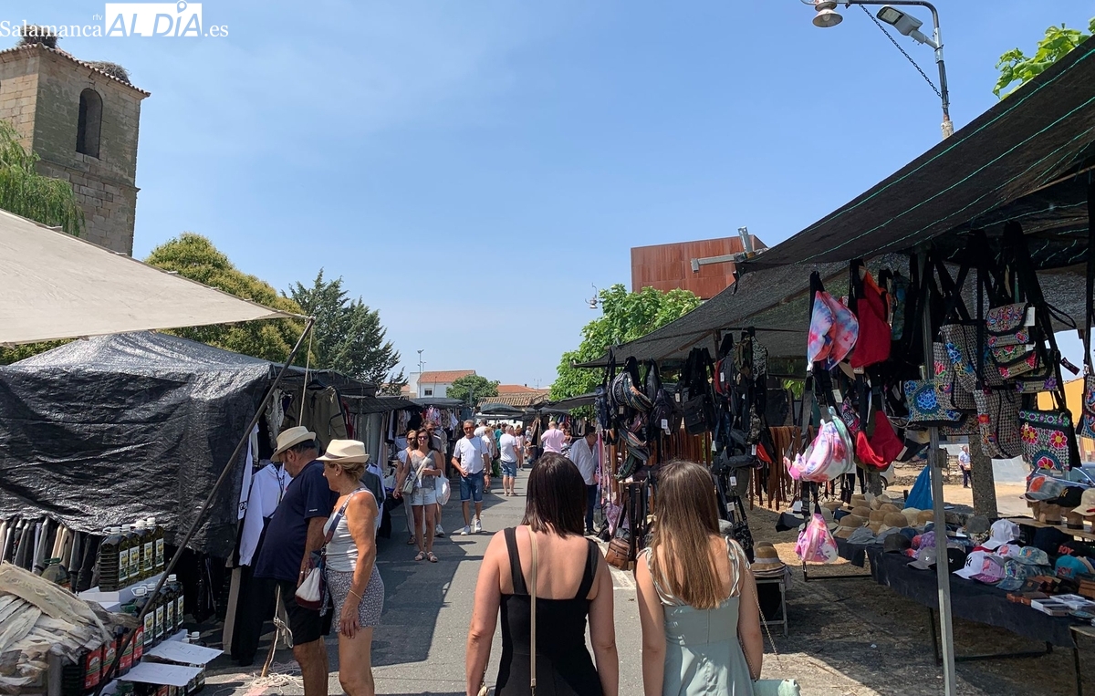 El mercadillo de Trabanca arranca agosto con un éxito rotundo de público y ventas