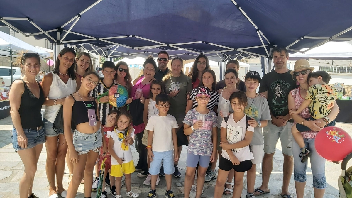 La I Feria del Niño llena de alegría la plaza de Peralejos de Abajo