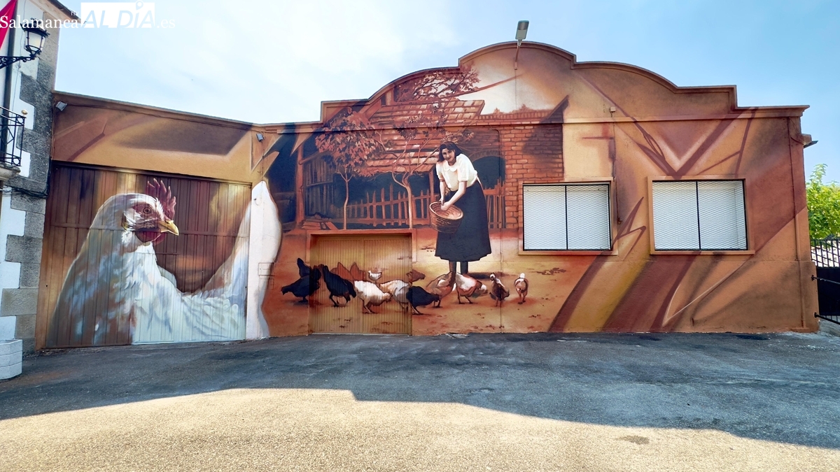 Cipérez estrena un mural costumbrista con la gallina más grande de Europa