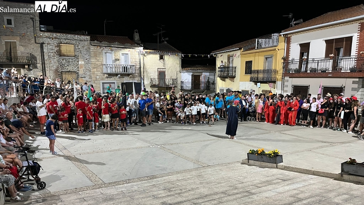 El estallido de las 24 peñas inunda Saucelle en el arranque de sus fiestas patronales