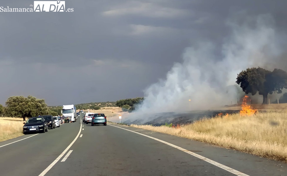 Un accidente de moto origina otro fuego en la carretera de Alba con un herido