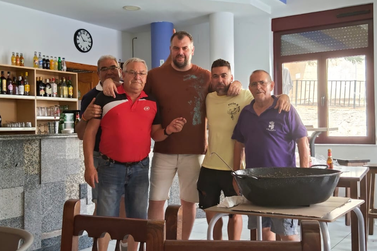 Un exquisito arroz negro reúne a 40 amigos en Peralejos de Abajo