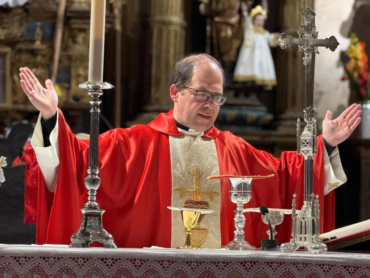 El párroco de La Alberca explica cómo compagina las vacaciones con el aumento de la actividad en verano