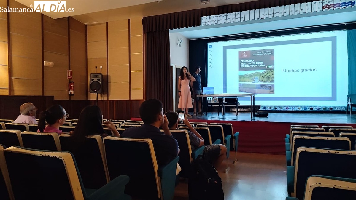 La cultura de La Raya protagoniza las fiestas de San Roque en Villarino con la presentación de Cruzando Horizontes