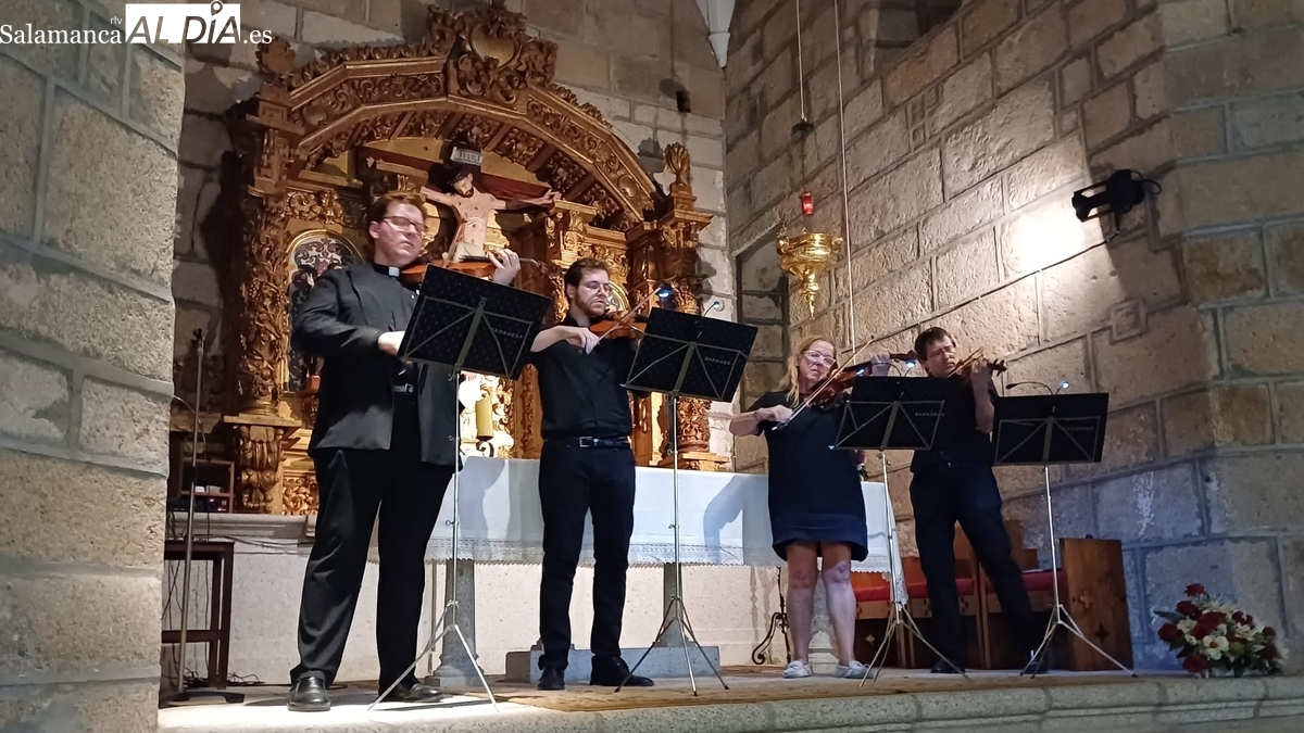 El virtuosismo del violinista Darío Sierra y su familia llena de música la ermita del Cristo de Hinojosa