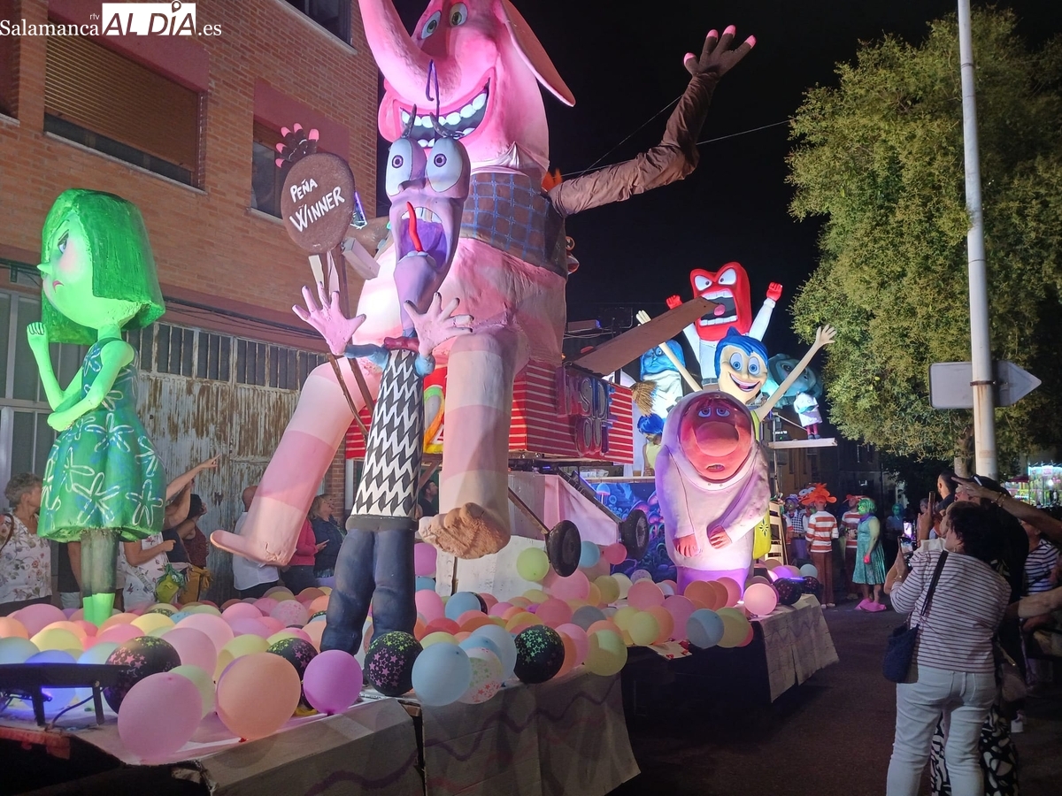 Miles de personas vibran con el espectacular desfile de carrozas de Aldeadávila