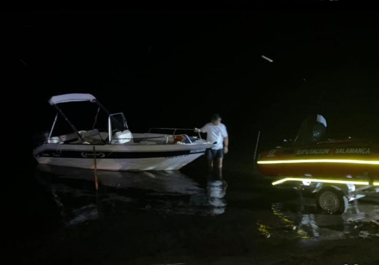 Guardia Civil y Bomberos rescatan de madrugada a los ocupantes de una lancha en el pantano de Almendra