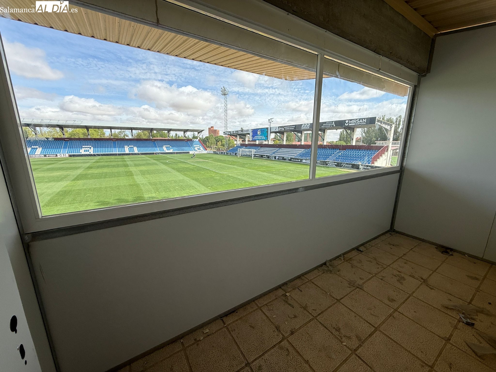 FOTOS | El Reina Sofía se pone guapo para la 25/26: mejora el césped, se instalan los LED superiores junto a las cabinas de prensa y los palcos