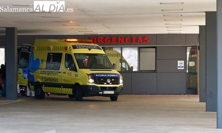 Dos heridos tras volcar con su coche en la rotonda del Hospital de Salamanca