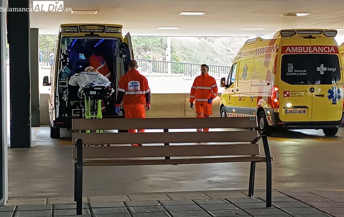 Un coche choca contra una casa en Pedrosillo El Ralo y otro vuelca en San Muñoz