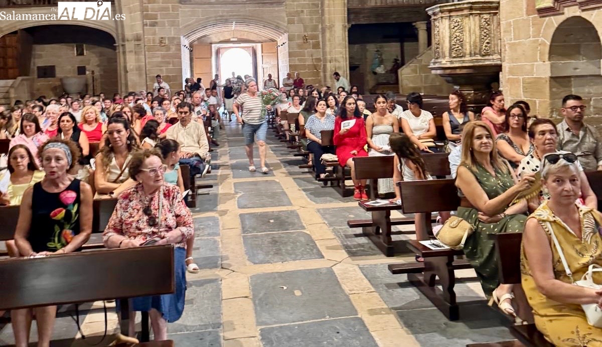 Multitudinaria ofrenda floral a la Virgen de la Asunción en Cantalpino