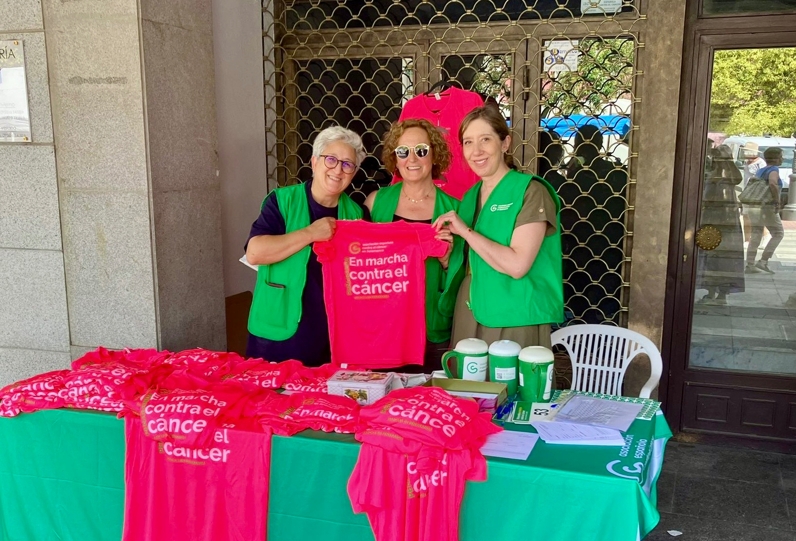 La Junta Local de la AECC mantiene en marcha y a buen ritmo la venta de camisetas para la marcha del 21 de septiembre