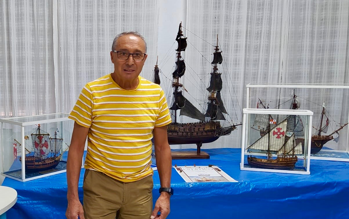 Expectación en la Biblioteca de Cantaracillo para vivir la primera exposición de modelismo naval de Nacho Plaza