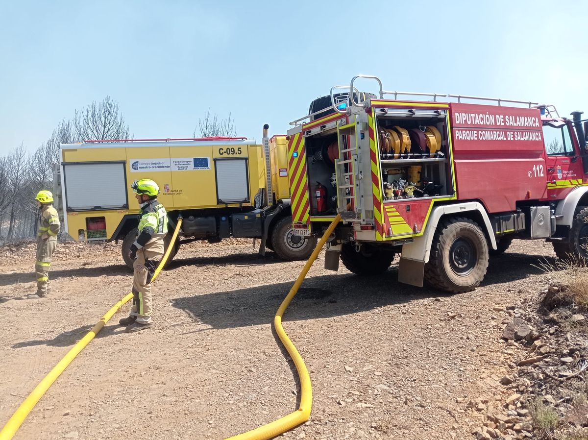 Perimetrado el incendio en La Alberca, que con el corazón dividido mantiene las fiestas patronales