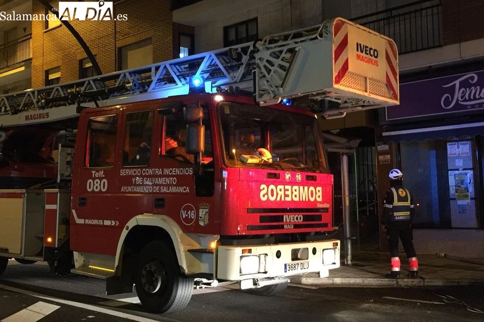 Tres hospitalizados, una mujer con quemaduras, tras un incendio en una vivienda en la avenida de Portugal