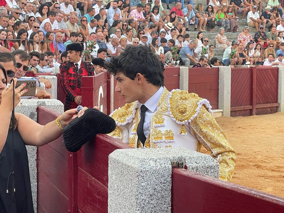 VÍDEO | Así fue el brindis del novillero Cristian González a los bomberos que luchan contra los incendios