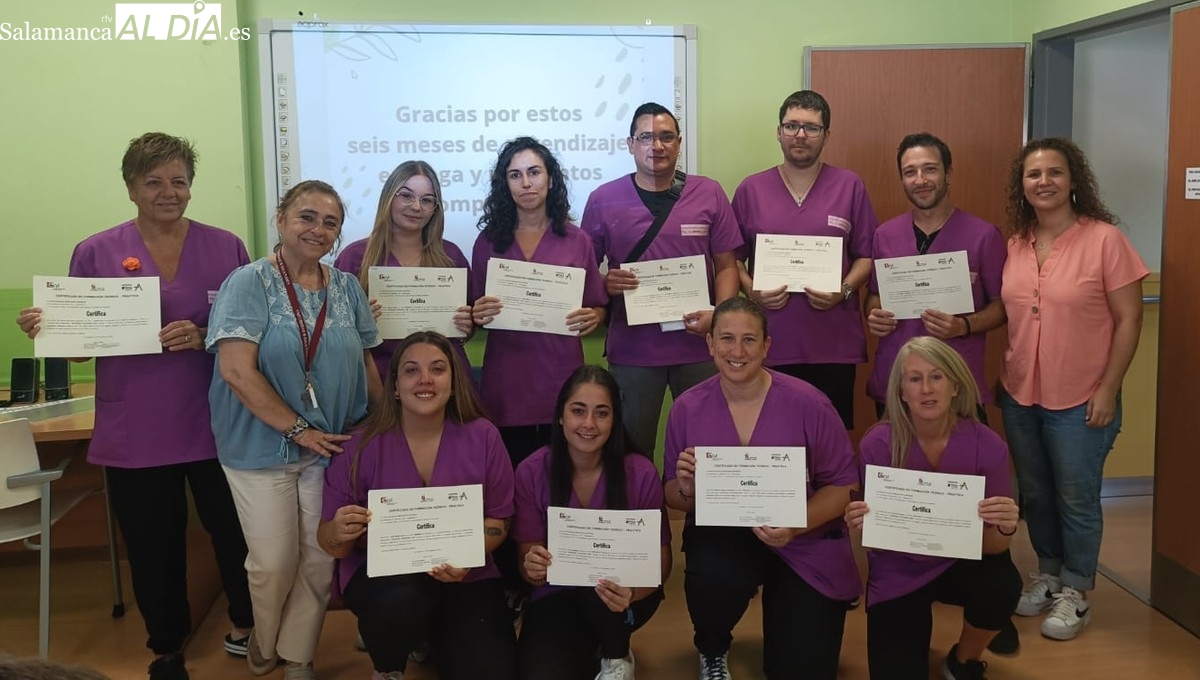 Diez nuevos profesionales sociosanitarios se gradúan en Vitigudino con el taller de Asprodes