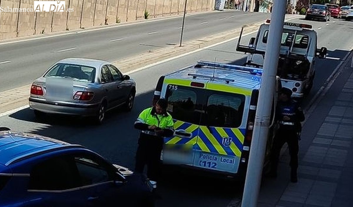 Una persona atendida tras un choque entre un camión y un coche en el paseo de Canalejas