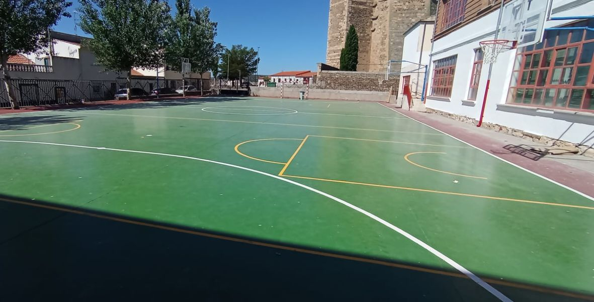 El colegio Santa Teresa estrena pista deportiva renovada para el nuevo curso