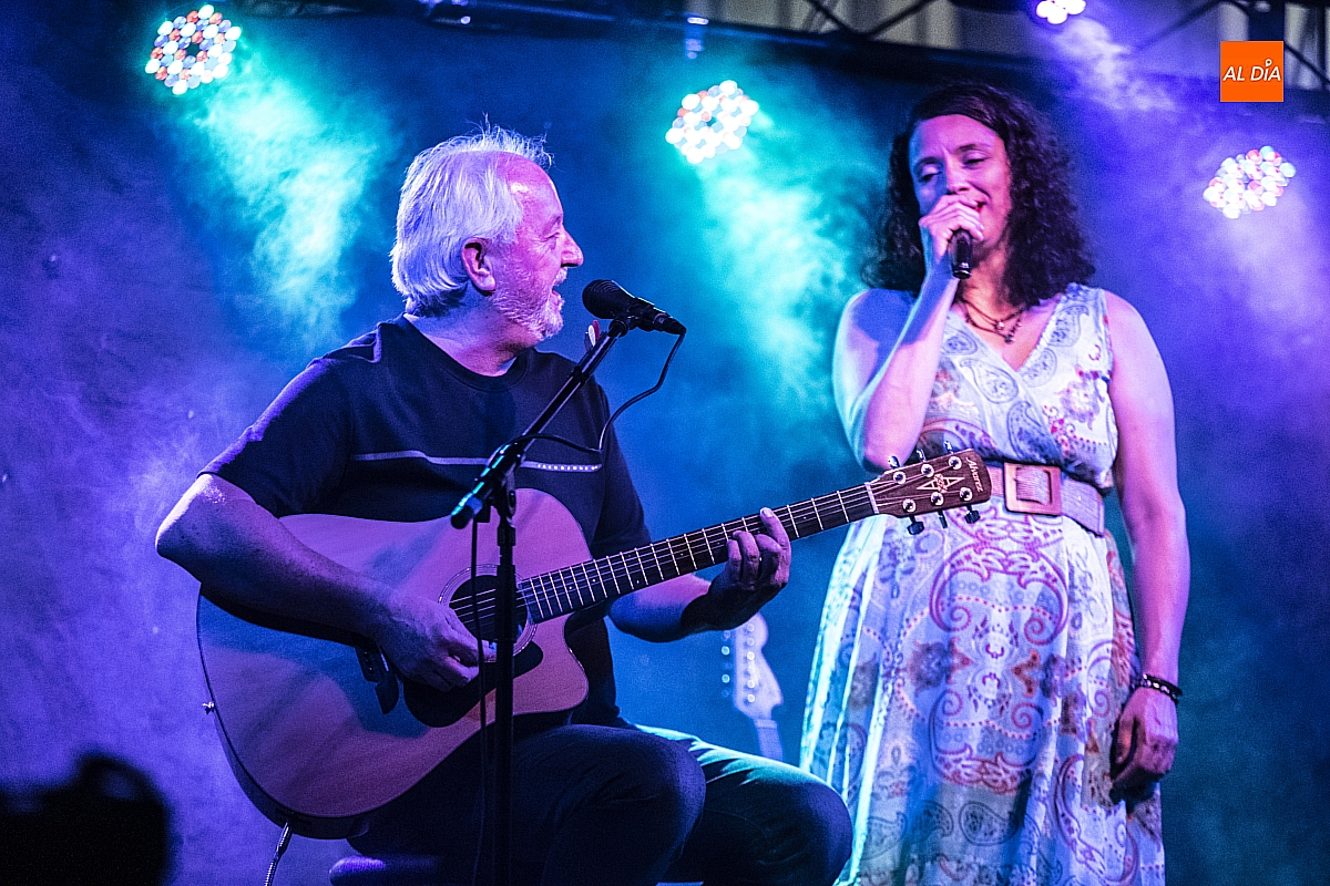 Ecos de los ochenta en la Plaza Mayor: Mundi en acción ilumina el Agosto Cultural de Bañobárez