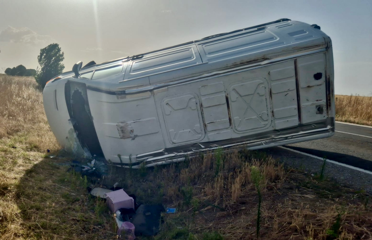 Dos heridos tras el aparatoso vuelco de una furgoneta en Nava de Sotrobal