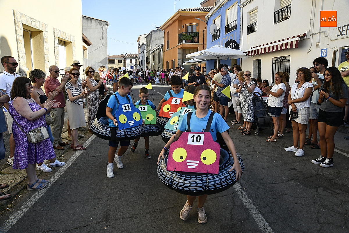 Imaginación, colorido y emoción marcan la tarde dominical de San Lorenzo en El Bodón