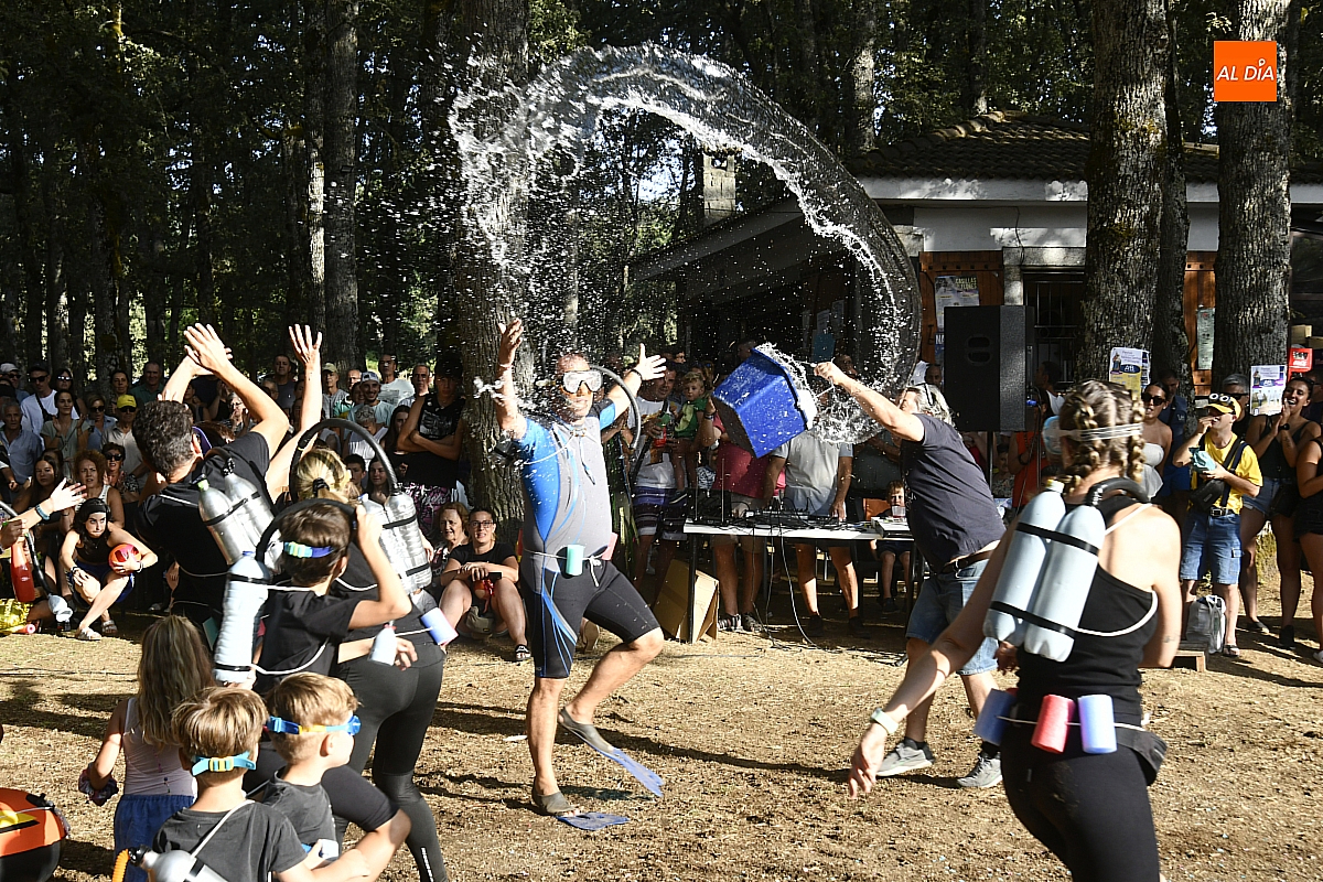 Derroche de imaginación en un concurrido desfile de disfraces en Navasfrías