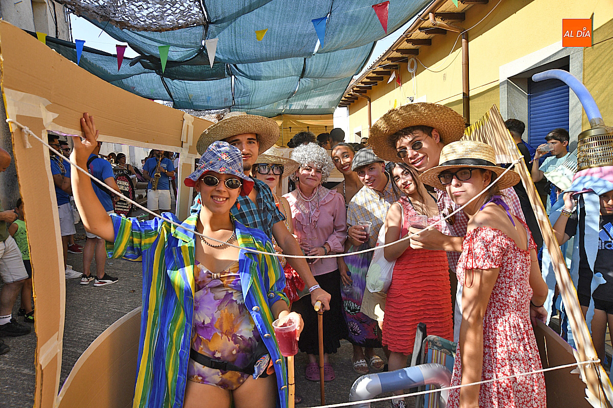 Imaginación y colorido en las calles de Serradilla del Llano durante sus fiestas en honor al Cristo