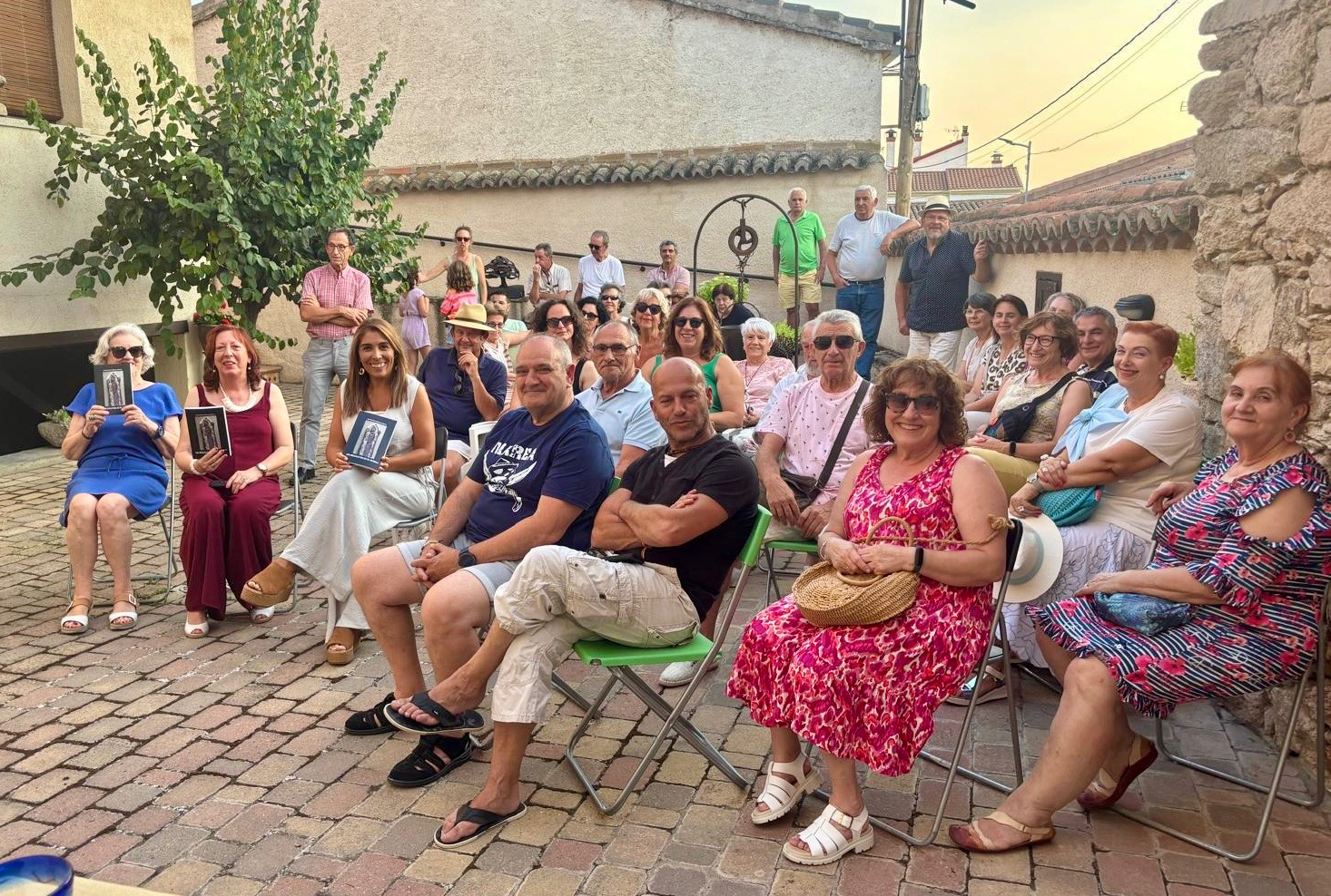 Alaraz acoge la presentación de ‘Un regalo bajo el Burka’ el último libro de Natividad Cabezas