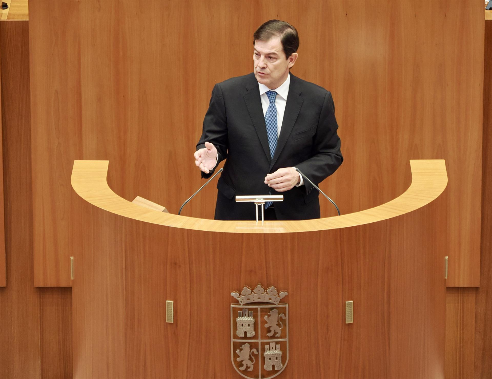 Mañueco comparece en las Cortes y lanza un mensaje a la oposición: Basta de buscar réditos partidistas con los incendios