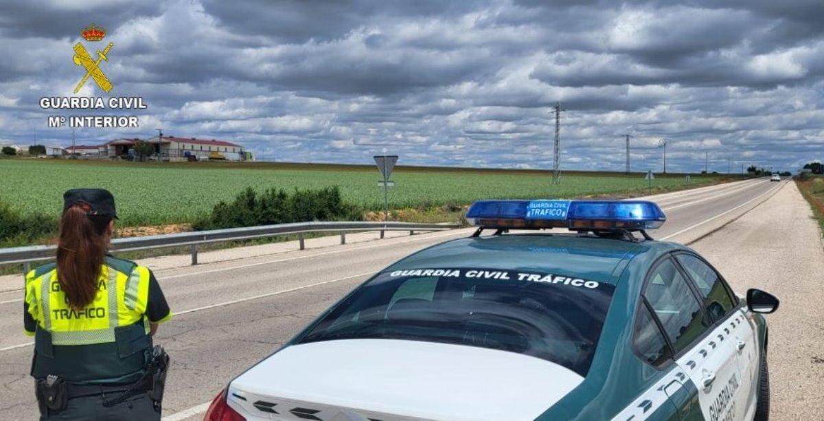 Dos heridos leves en una colisión y un árbol caído complican el tráfico en Carbajosa de la Sagrada