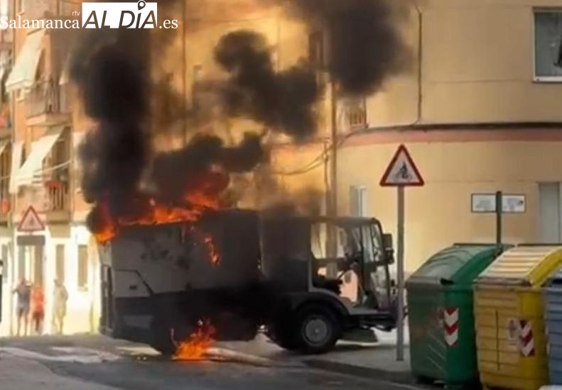 VÍDEO Y FOTOS | Susto en Salamanca al arder una máquina de limpieza viaria en plena calle